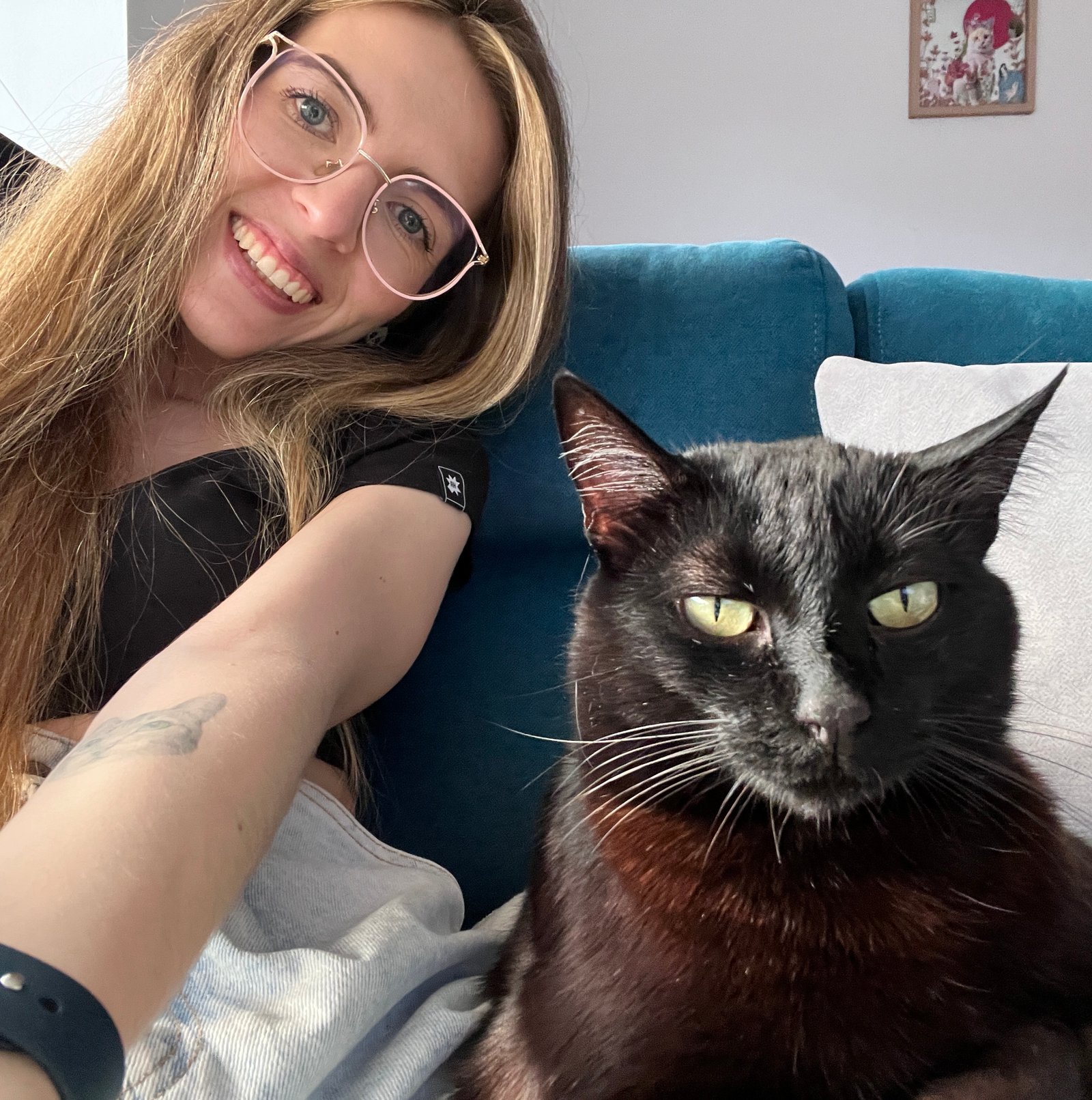 Laura, asesora nutricional felina, con un gato